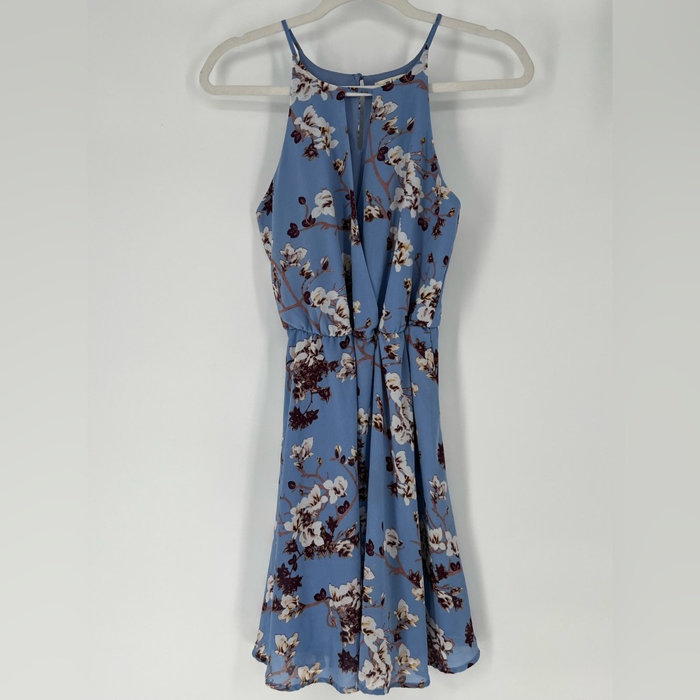 FRANCESCA’S MI AMI SILKY BLUE FLORAL DRESS
NWOT FULLY LINED BACK BUTTON AT NECK